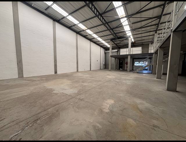 606M² WAREHOUSE TO LET IN STIKLAND INDUSTRIAL